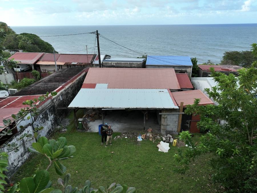 Avant - bâtisse vétuste vue mer